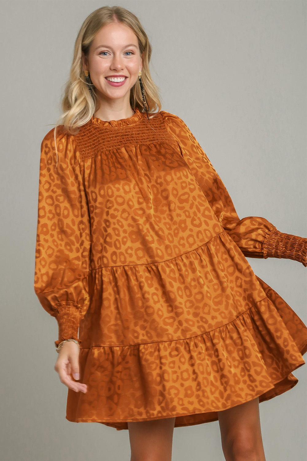 Robe longue étagée à smocks et imprimé léopard – Corsage smocké, Imprimé léopard audacieux, Conception étagée, Détails à volants, Robe chic pour les occasions décontractées et semi-formelles