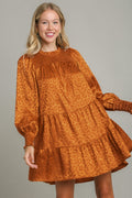 Robe longue étagée à smocks et imprimé léopard – Corsage smocké, Imprimé léopard audacieux, Conception étagée, Détails à volants, Robe chic pour les occasions décontractées et semi-formelles