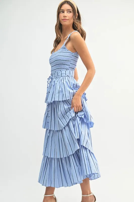 Robe midi superposée à bustier smocké à fines rayures – Robe à bustier smocké, Robe midi à fines rayures et volants, Robe midi superposée, Robe midi tendance, Robe à fines rayures flatteuse