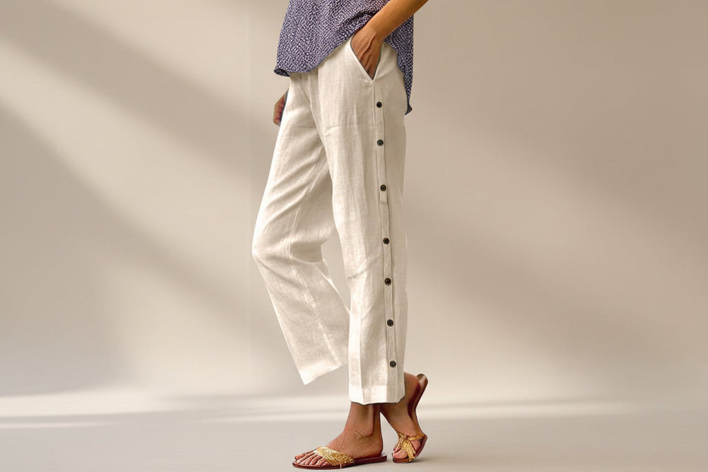 Pantalon court à boutons décoratifs le long des coutures latérales