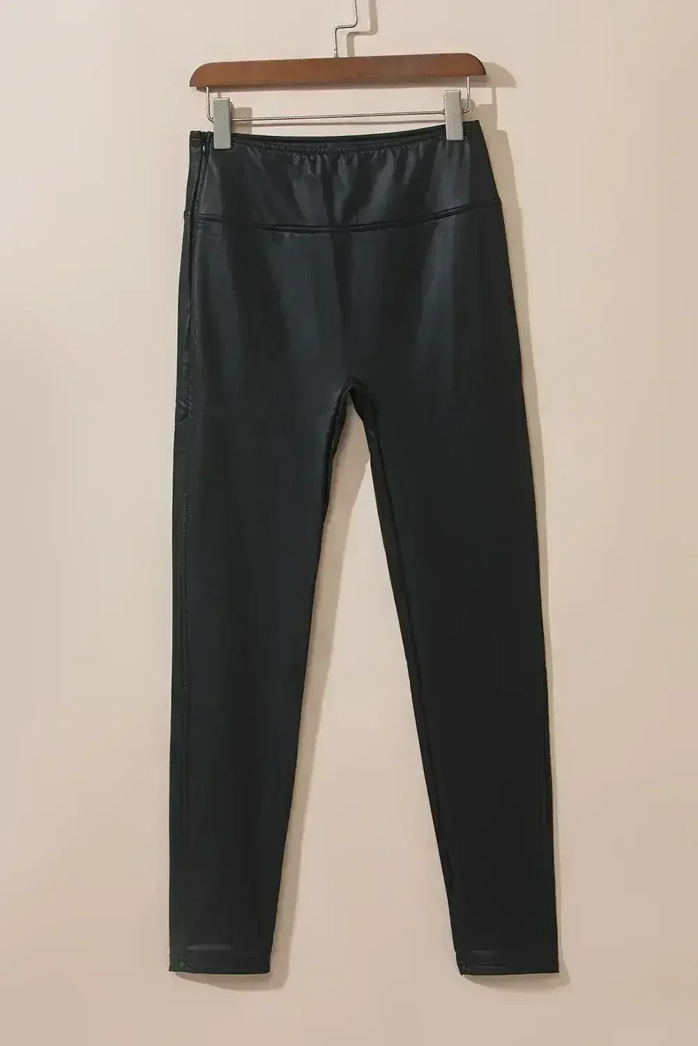 Legging noir taille haute en cuir élégant avec passepoil