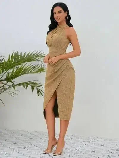 Robe sans manches à col montant, froncée et fendue