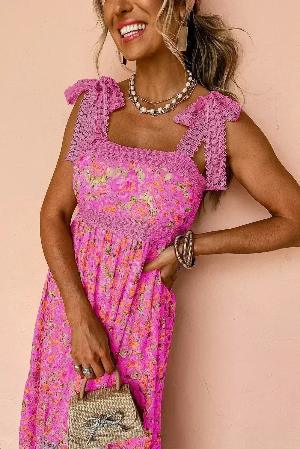 Robe longue vert floral en dentelle à fines bretelles et taille empire