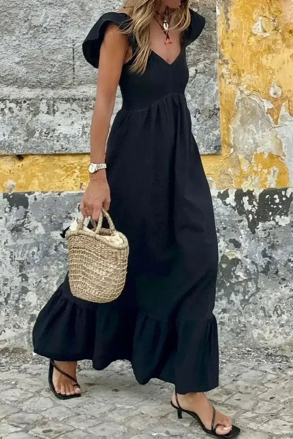 Robe longue noire à volants, col en V, taille haute et buste smocké