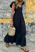 Robe longue noire à volants, col en V, taille haute et buste smocké