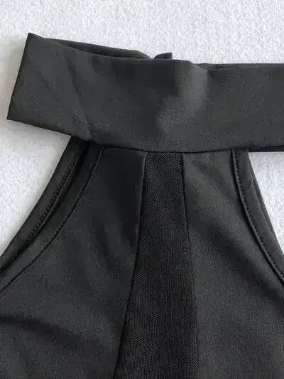Robe grecque découpée au niveau du col