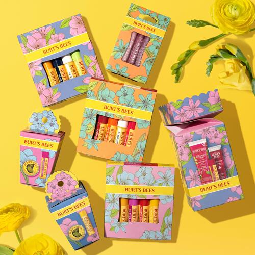 Idées cadeaux Burts Bees - Coffret de baumes à lèvres In Full Bloom, cire d'abeille originale, fruit du dragon et citron, ananas tropical et fraise, soin des lèvres d'origine naturelle, 4 tubes, 4,25 g.