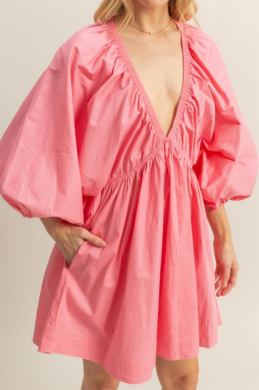 Mini-robe en popeline à manches ballon avec poches – Une robe audacieuse, chic, sexy et tendance avec un décolleté plongeant, des manches ballon et des poches fonctionnelles.
