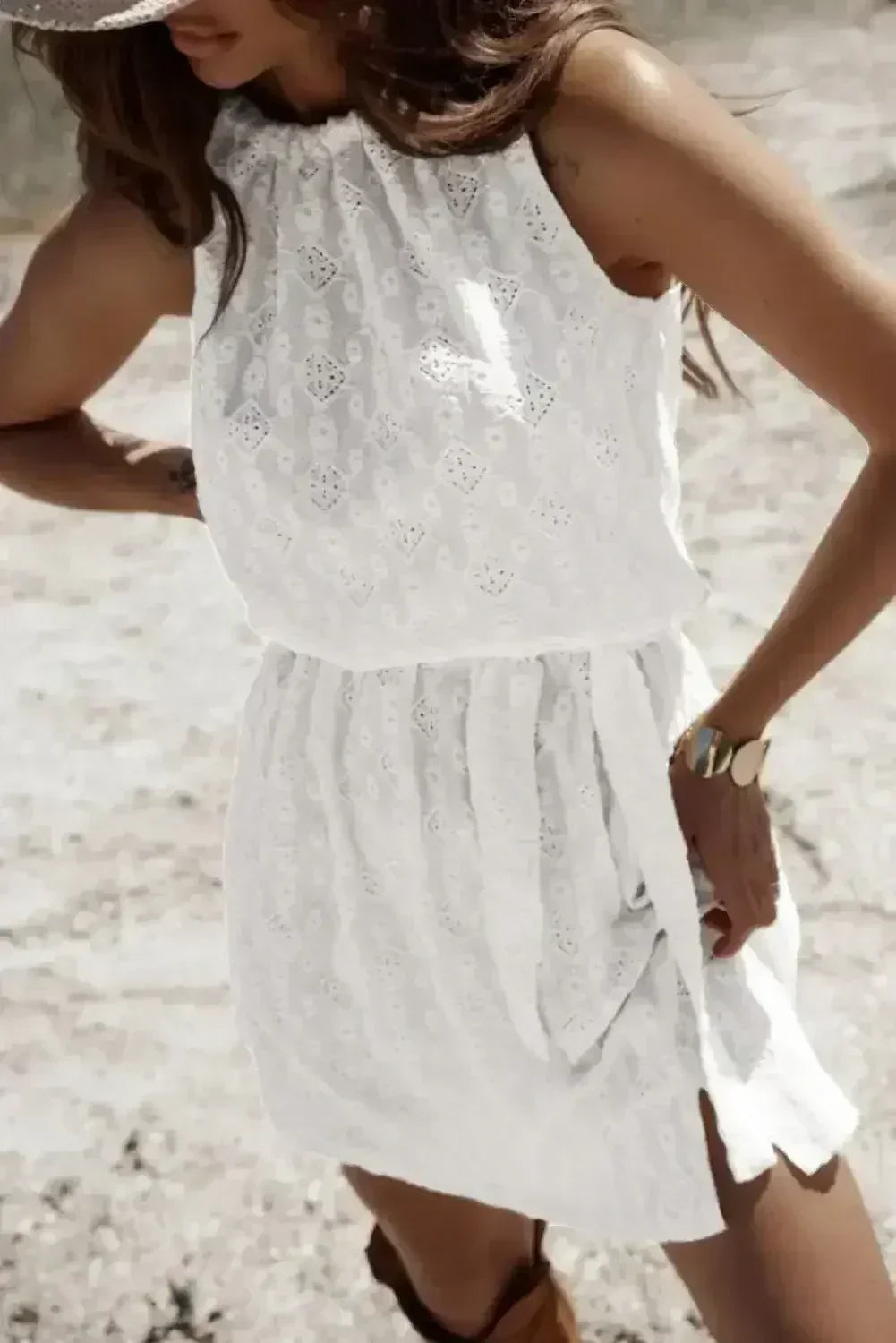Robe courte blanche sans manches en dentelle avec nœud ajouré au dos et taille nouée