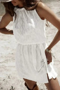 Robe courte blanche sans manches en dentelle avec nœud ajouré au dos et taille nouée