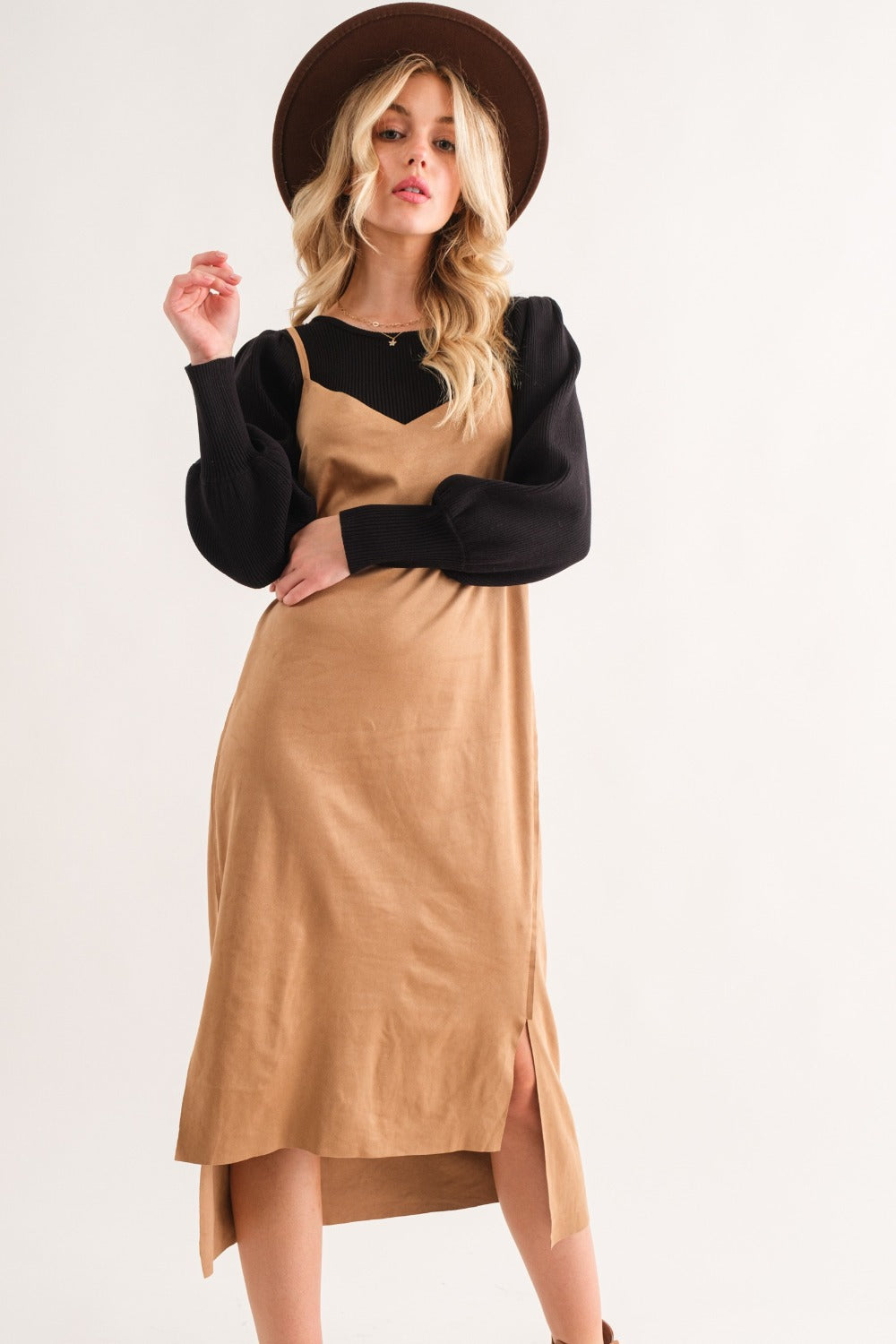 Robe midi fendue à fines bretelles en faux daim – Élégante robe midi, Robe en faux daim, Robe fendue chic, Robe sophistiquée, Robe à fines bretelles polyvalente