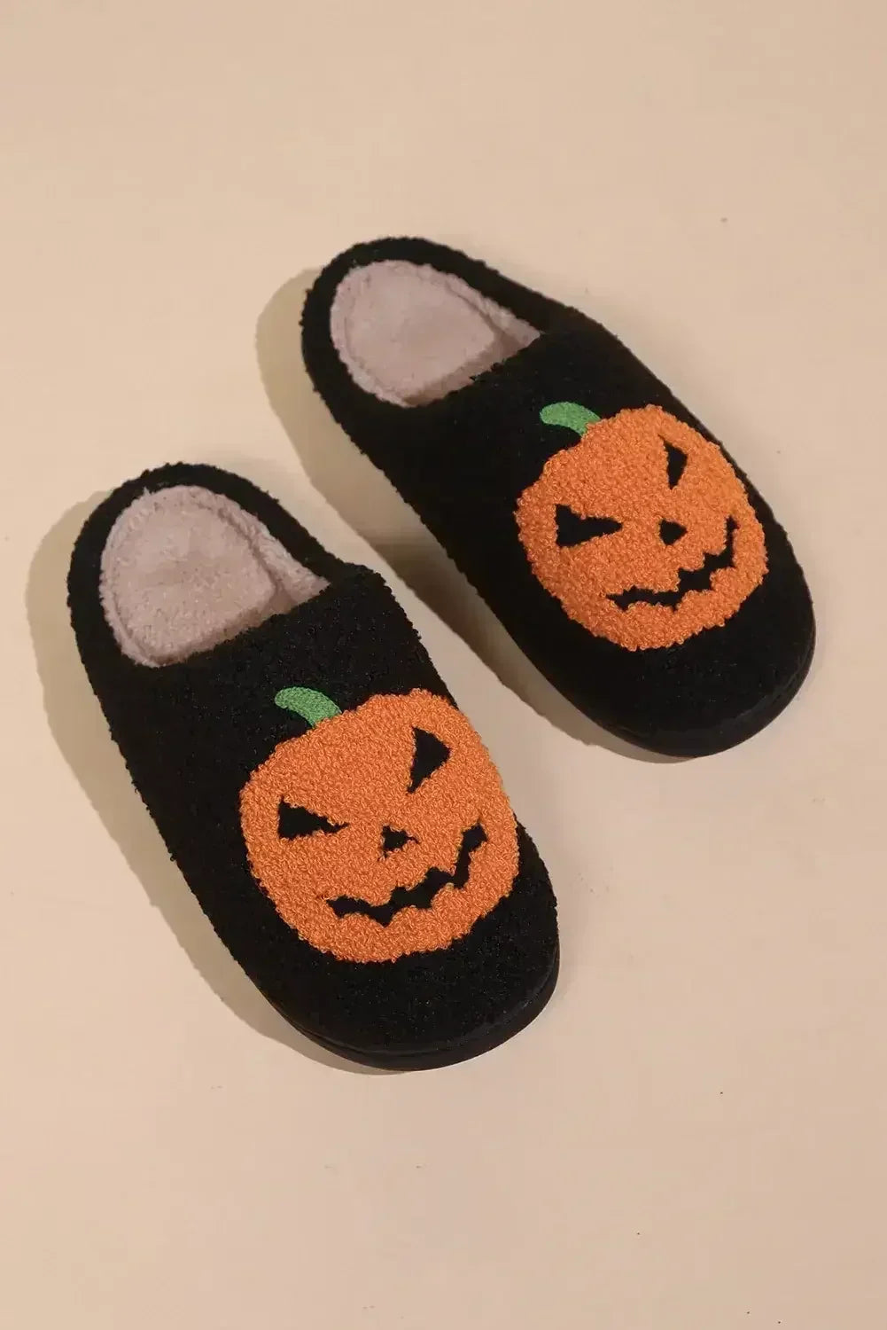 Pantoufles en peluche noires à imprimé citrouille d'Halloween