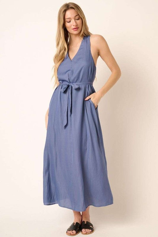Robe longue maxi débardeur col en V ceinturée au dos croisé pour femmes – Une robe longue maxi chic, élégante et flatteuse avec un détail dos croisé unique