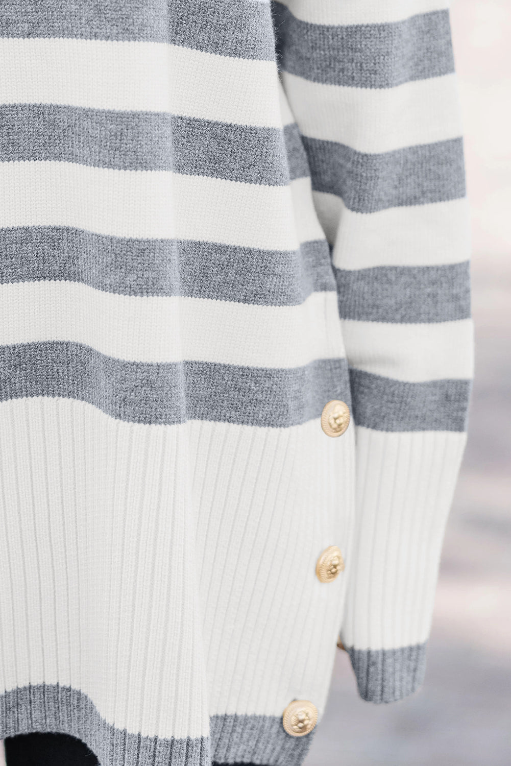 Pull tunique côtelé à rayures grises avec détails boutonnés et épaules tombantes