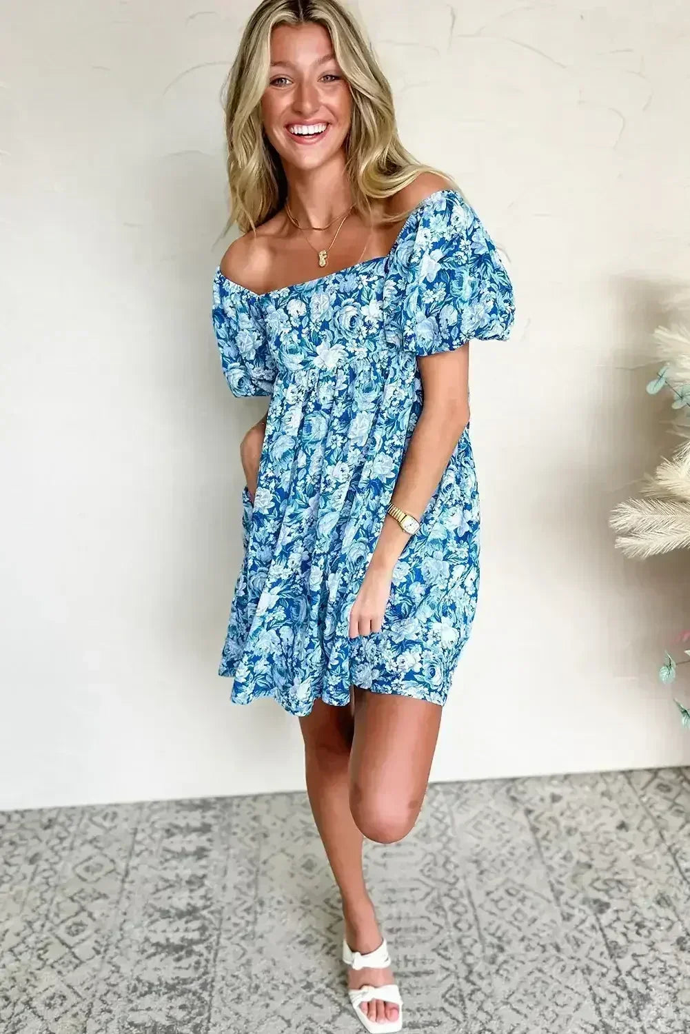 Mini-robe babydoll bleue florale à manches bouffantes