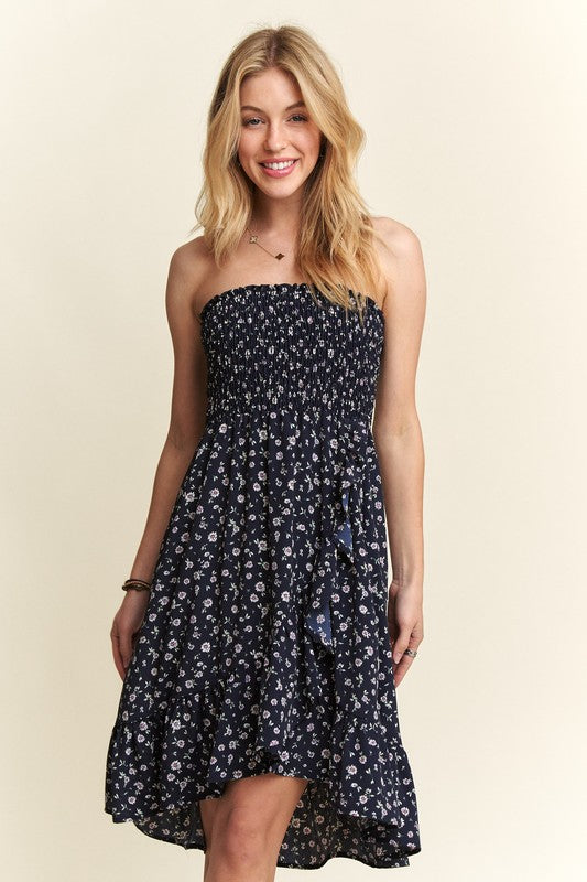 Robe bustier fleurie smockée avec poches pour l'été – Robe bustier fleurie féminine et fluide avec corsage smocké et poches pratiques pour un look élégant et fonctionnel