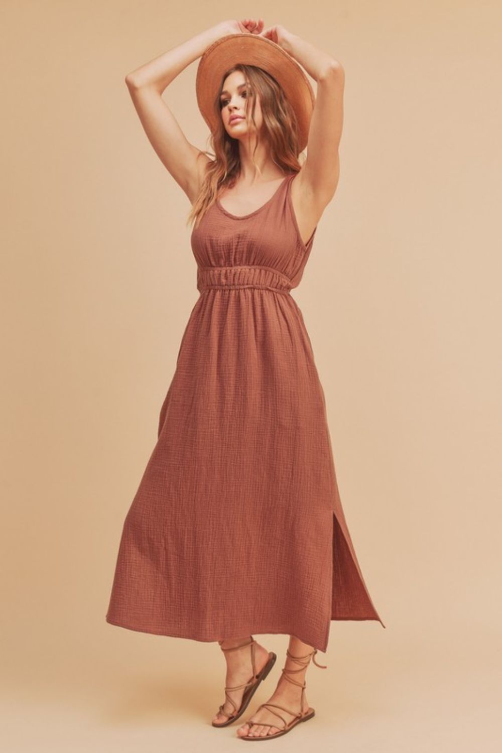 Robe débardeur sans manches à col rond et fente latérale pour femme : polyvalente, confortable et facile à assortir pour toute occasion.