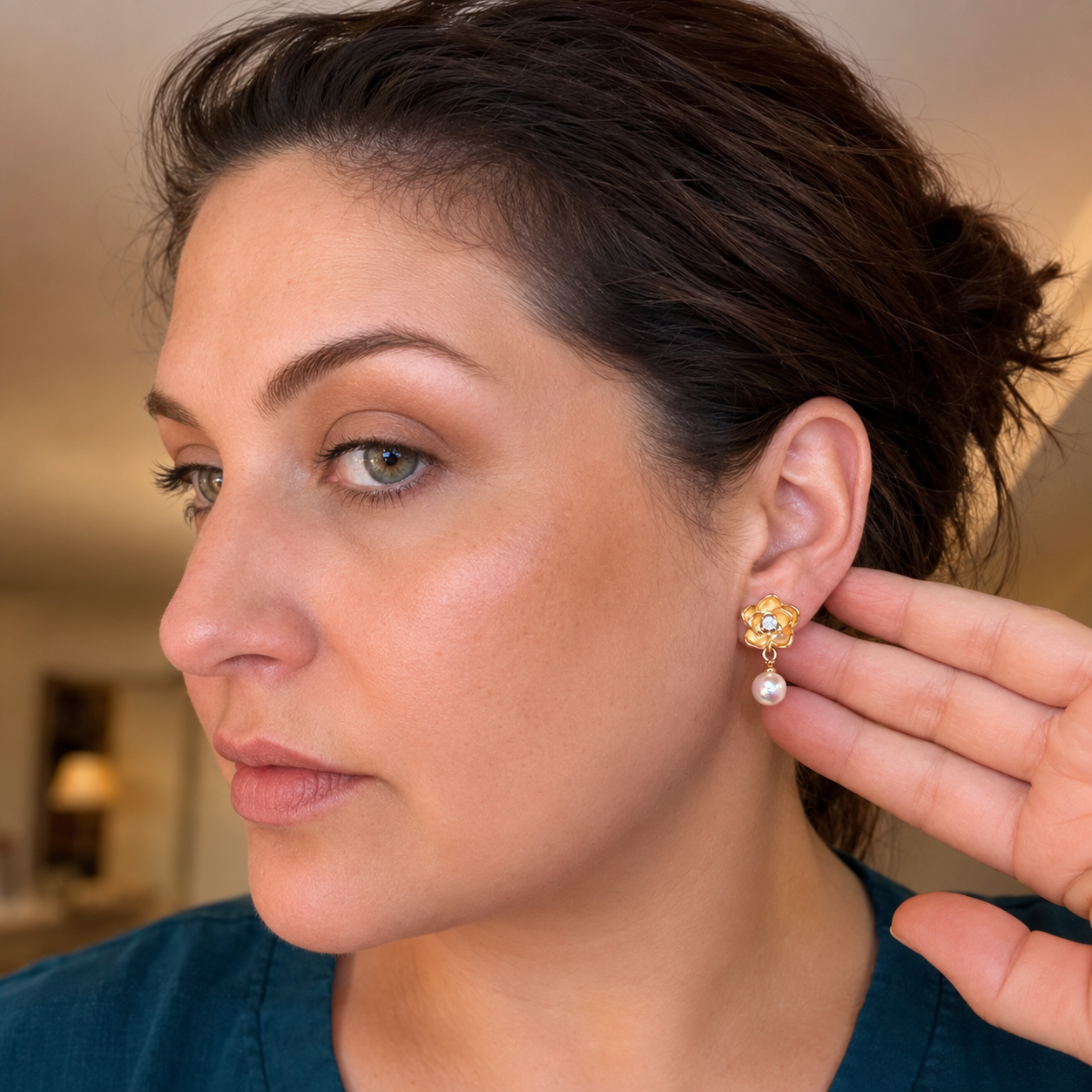 Boucles d'oreilles pendantes perlées à motif floral en édition limitée