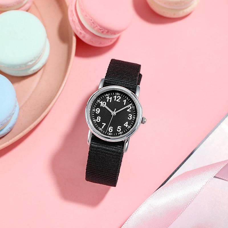 Montres à Quartz Faciles à Lire Bracelet en Nylon Résistant à la Transpiration Mouvement Analogique Montre Pour Filles Garçons Ados Montre-Bracelet Minimaliste Avec Bracelet Souple Montre d'Apprentissage Montre Première Montre Bracelet en Tissu Doux