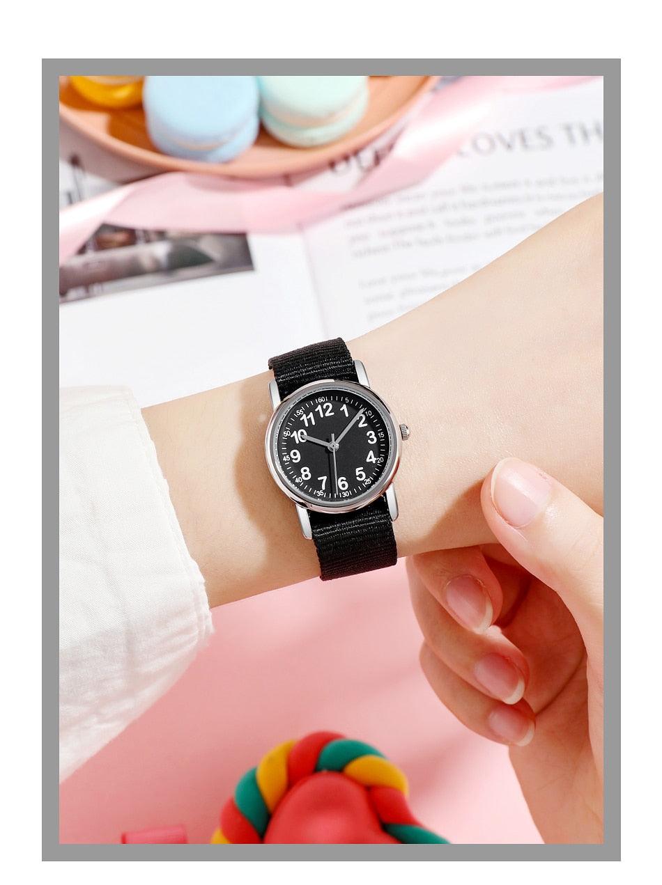 Montres à Quartz Faciles à Lire Bracelet en Nylon Résistant à la Transpiration Mouvement Analogique Montre Pour Filles Garçons Ados Montre-Bracelet Minimaliste Avec Bracelet Souple Montre d'Apprentissage Montre Première Montre Bracelet en Tissu Doux
