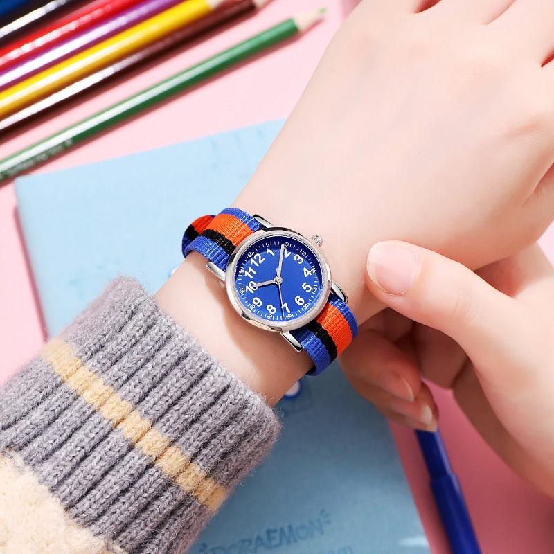 Montres à Quartz Faciles à Lire Bracelet en Nylon Résistant à la Transpiration Mouvement Analogique Montre Pour Filles Garçons Ados Montre-Bracelet Minimaliste Avec Bracelet Souple Montre d'Apprentissage Montre Première Montre Bracelet en Tissu Doux