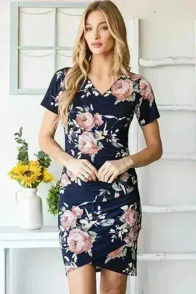 Robe courte fleurie froncée – Style d'été grande taille éclatant