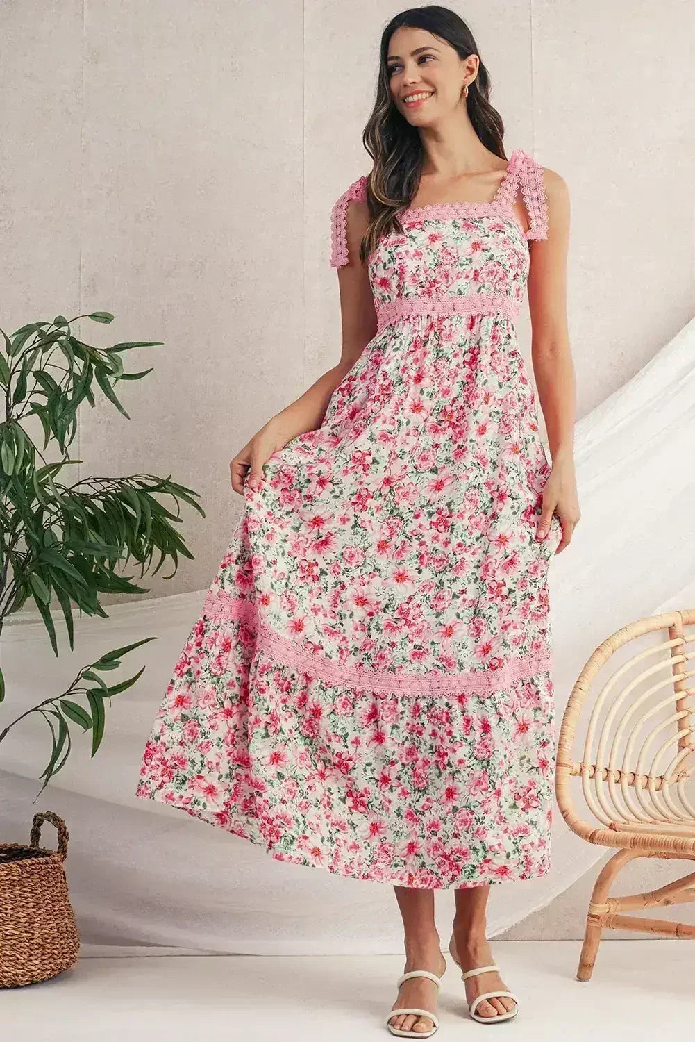 Robe longue vert floral en dentelle à fines bretelles et taille empire
