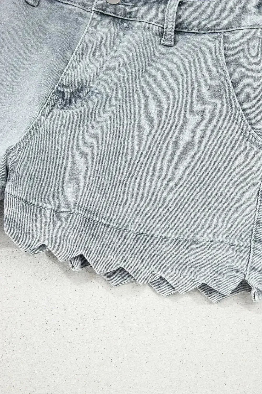 Short en jean délavé bleu à ourlet festonné