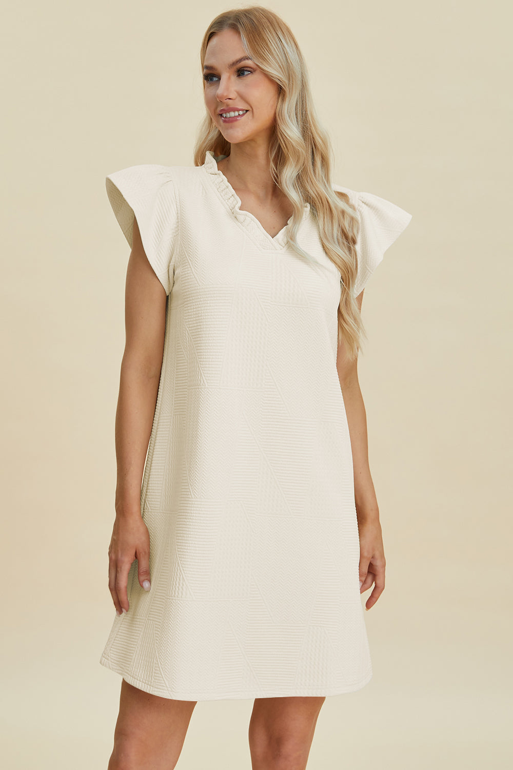 Robe à volants en V à manches courtes grande taille Double Take – Robe à col en V à volants, Robe à manches courtes, Robe élégante à volants, Robe flatteuse à col en V, Robe grande taille élégante, Robe confortable à volants, Robe chic à manches courtes