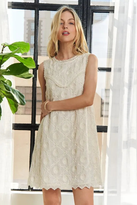 Robe trapèze sans manches à col rond avec application pour l'été – Chic, sophistiquée, tendance, flatteuse, élégante, d'une élégance intemporelle