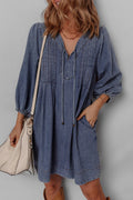 Robe courte en jean plissée à col en V et manches 3/4 bleu marine