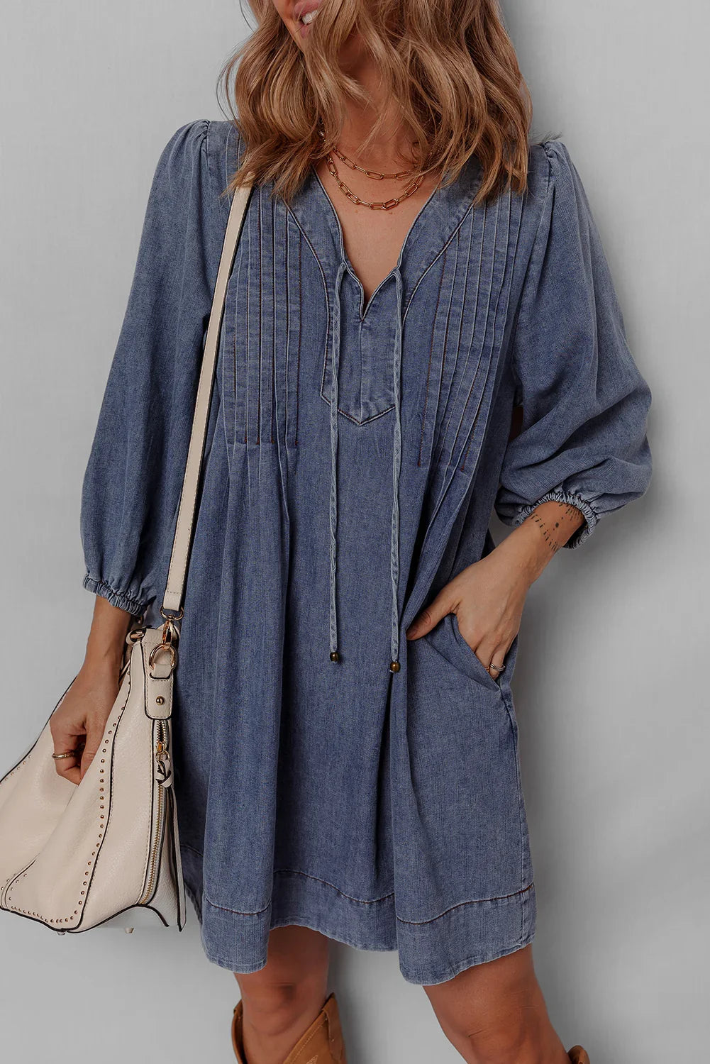 Robe courte en jean plissée à col en V et manches 3/4 bleu marine