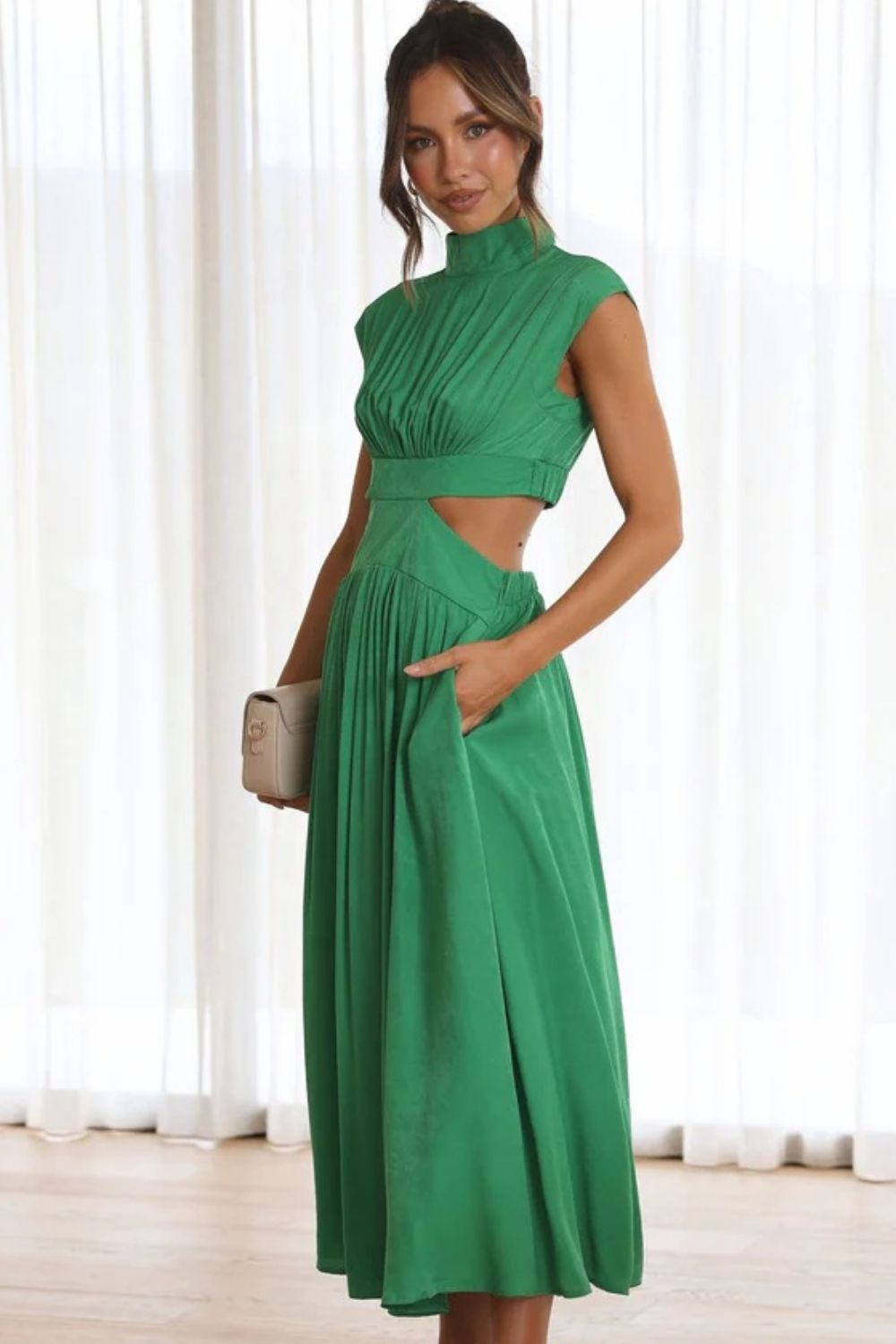 Robe élégante sans manches froncée à col montant et découpes modernes pour femme