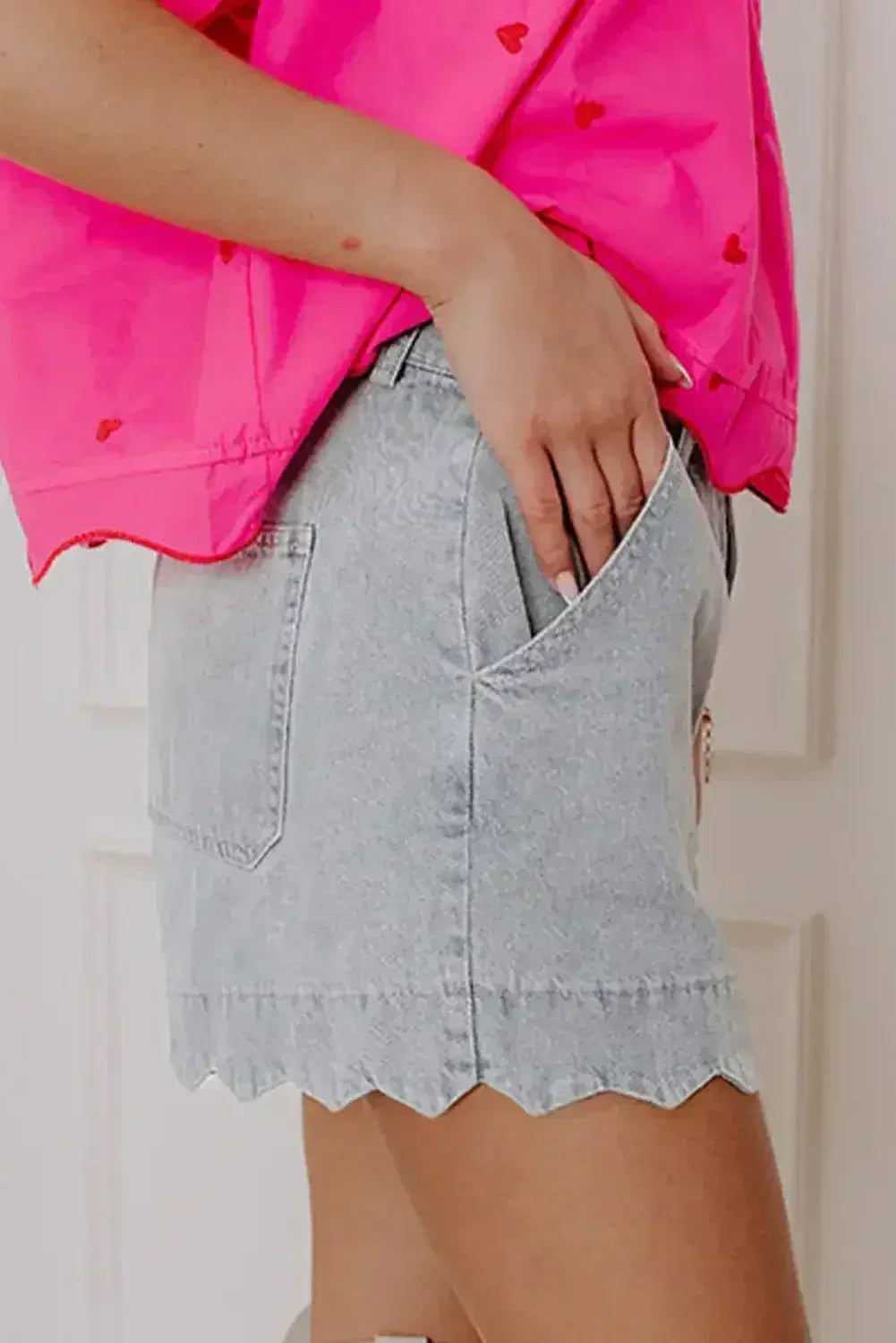 Short en jean délavé bleu à ourlet festonné