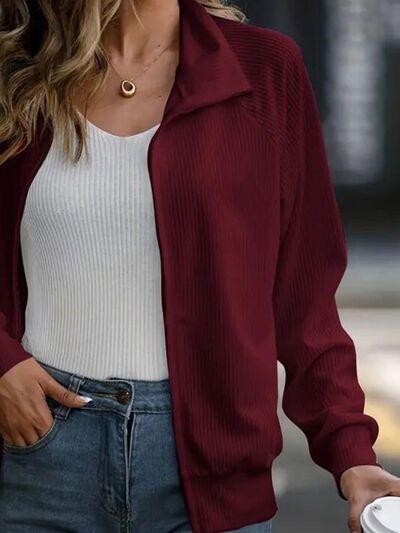 Veste décontractée blanche zippée à col, manches raglan, confortable et polyvalente pour femme.
