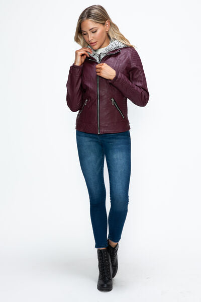 Veste double fermeture éclair superposée chaude, élégante pour femme avec capuche douillette en fausse fourrure, chic et confortable.