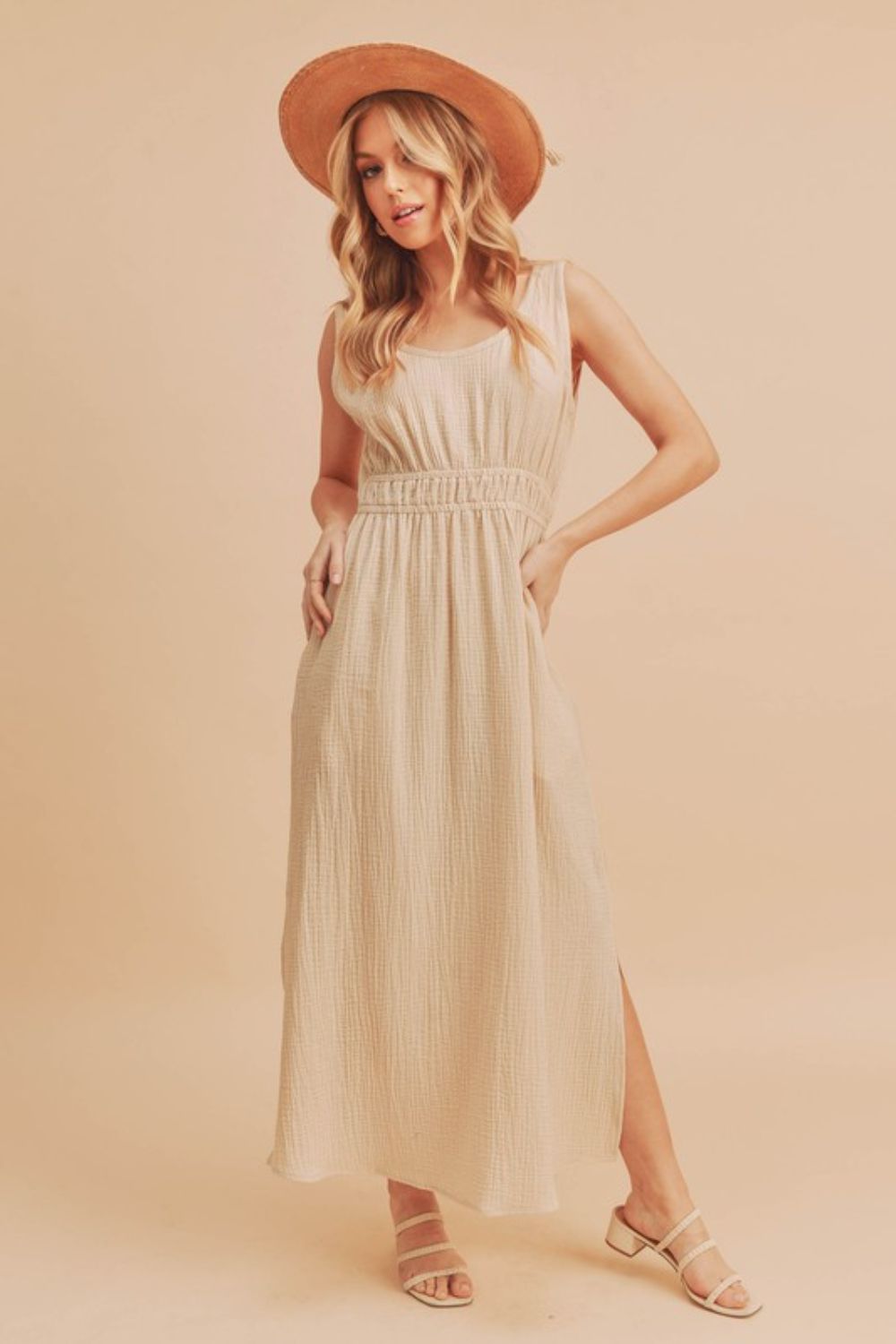 Robe longue sans manches à col rond et fentes latérales pour femme – Fluide, polyvalente et confortable avec des fentes latérales pour un style décontracté et aéré