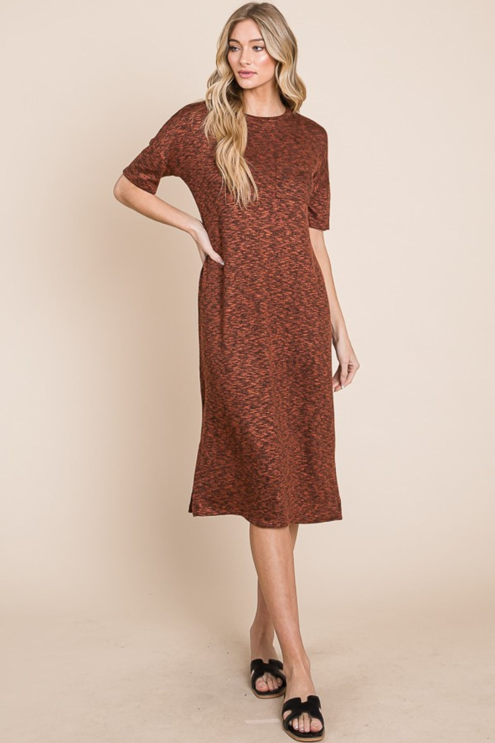 Robe midi fendue à col rond pour femme – Robe midi chic, Robe élégante à col rond, Robe fendue sur le côté, Robe midi polyvalente, Robe fendue latérale séduisante, Robe élégante pour toute occasion, Pièce intemporelle de votre garde-robe