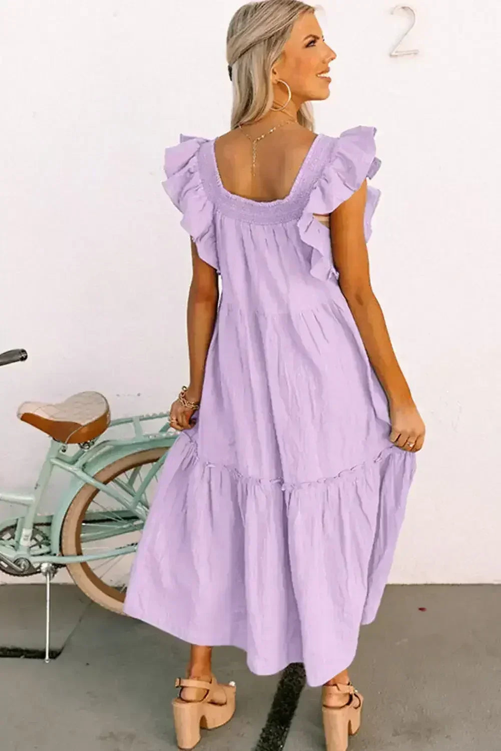 Robe longue texturée étagée à col carré et manches courtes volantées violette