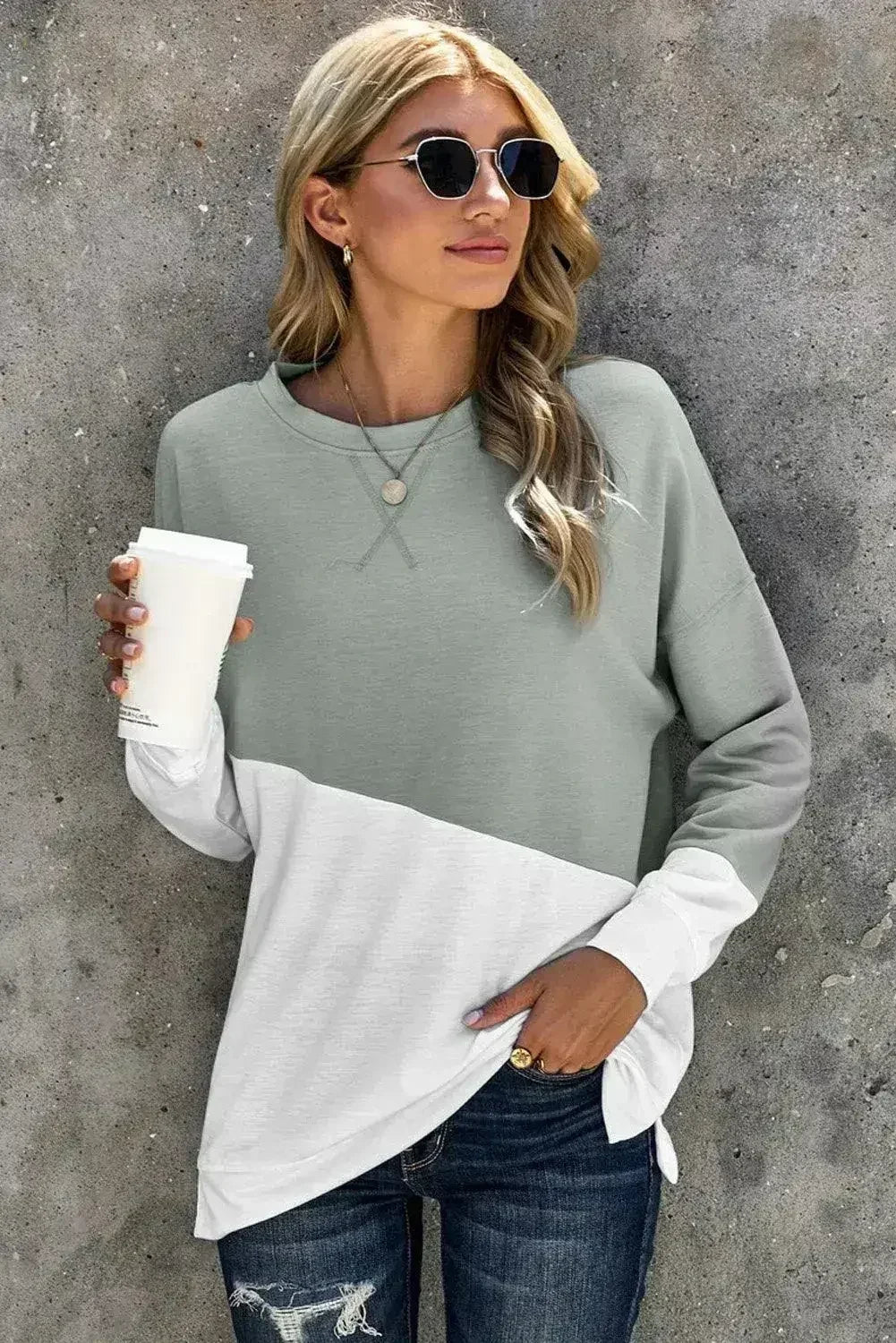 Sweat-shirt gris et blanc à manches tombantes