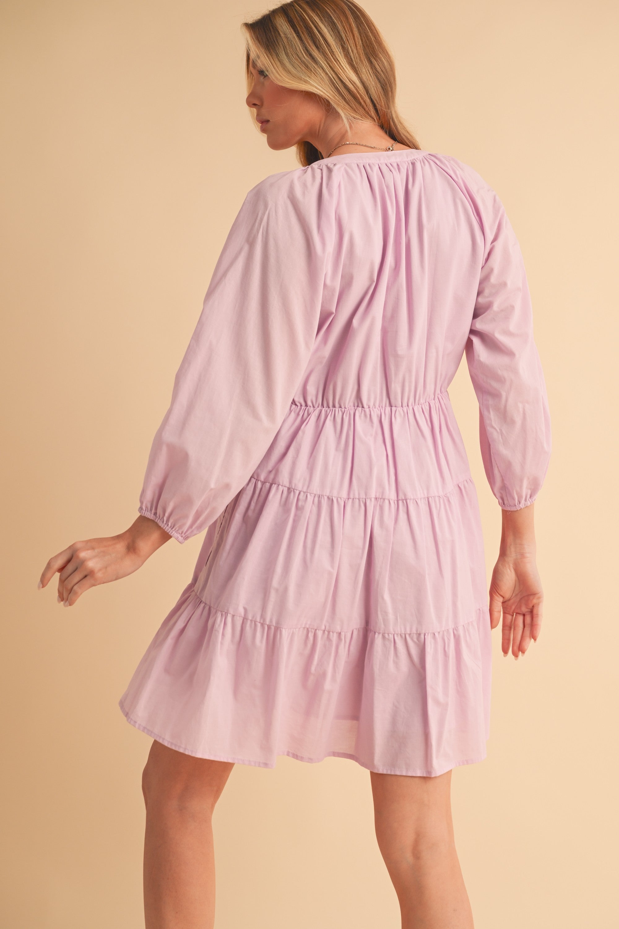 Mini-Robe Étudiée à Manches Ballon et Volants Superposés pour Femme – Un Style Tendance et Chic avec des Manches Ballon Modernes et des Volants Étudiés pour un Look Joueur et Coquet