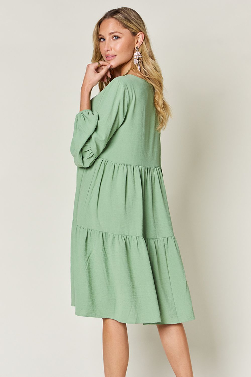 Robe décontractée élégante et confortable avec poches, encolure en V, manches, double épaisseur, superposition et superposition vert clair.