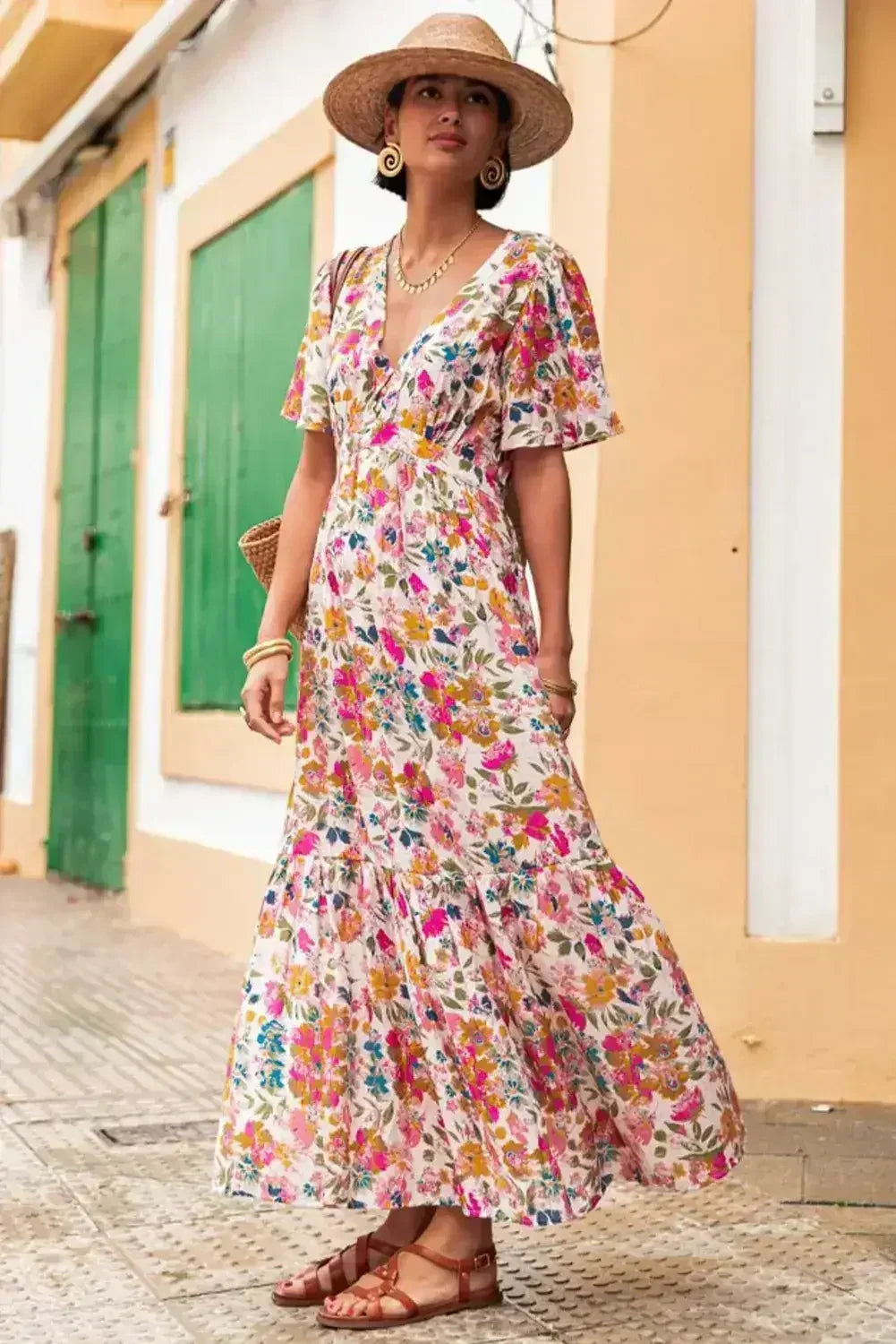 Robe longue rouge fleurie à manches courtes, col en V et taille haute