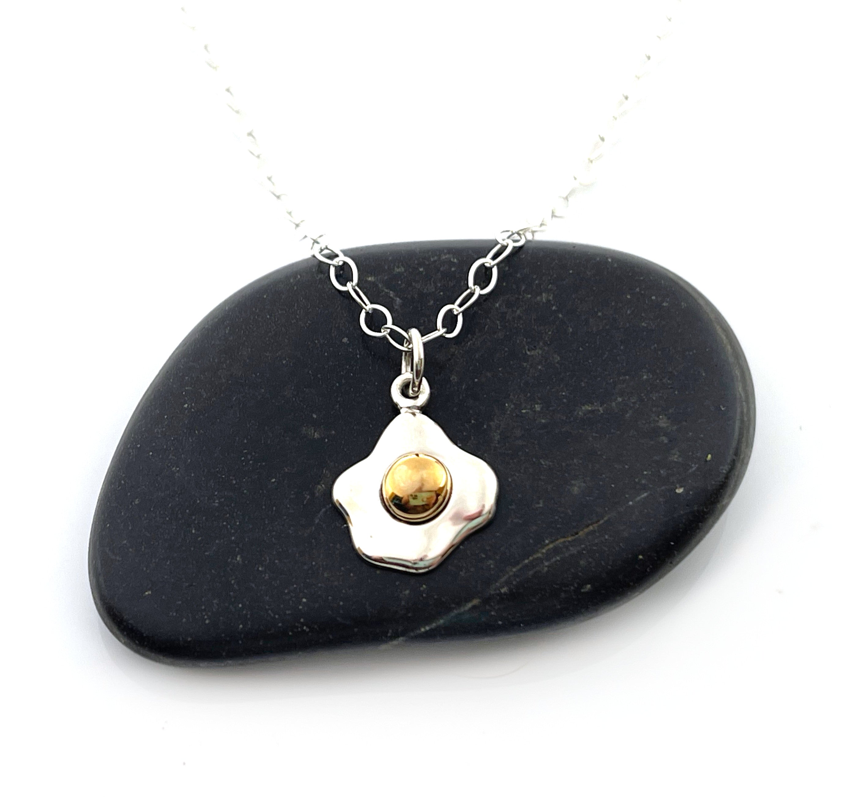Collier œuf sur le plat – Argent sterling avec jaune en bronze, chaîne de 45 cm