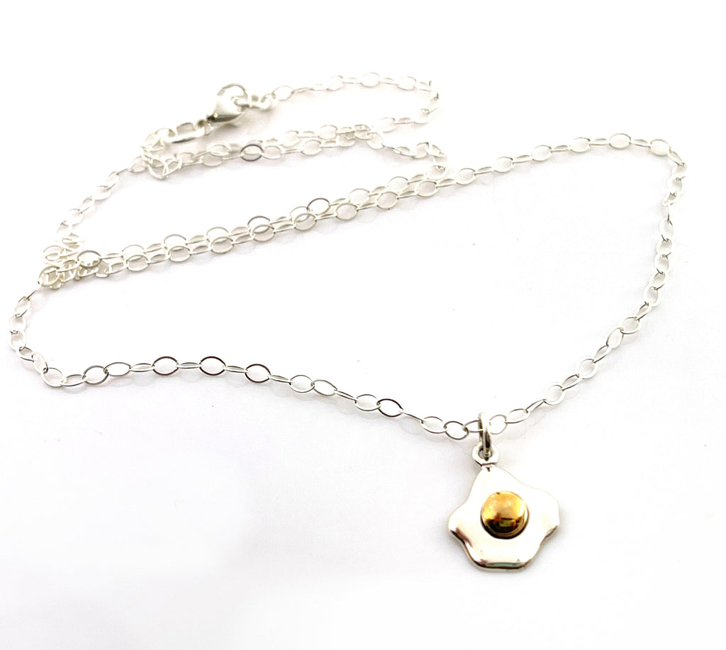 Collier œuf sur le plat – Argent sterling avec jaune en bronze, chaîne de 45 cm