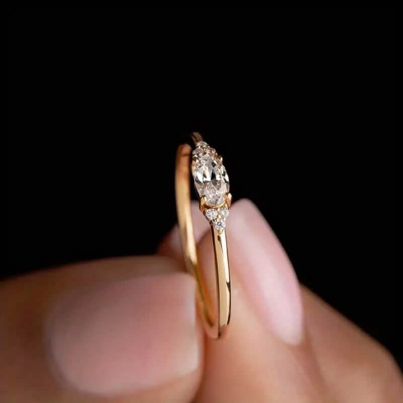 Bague élégante plaquée or avec zircons étincelants