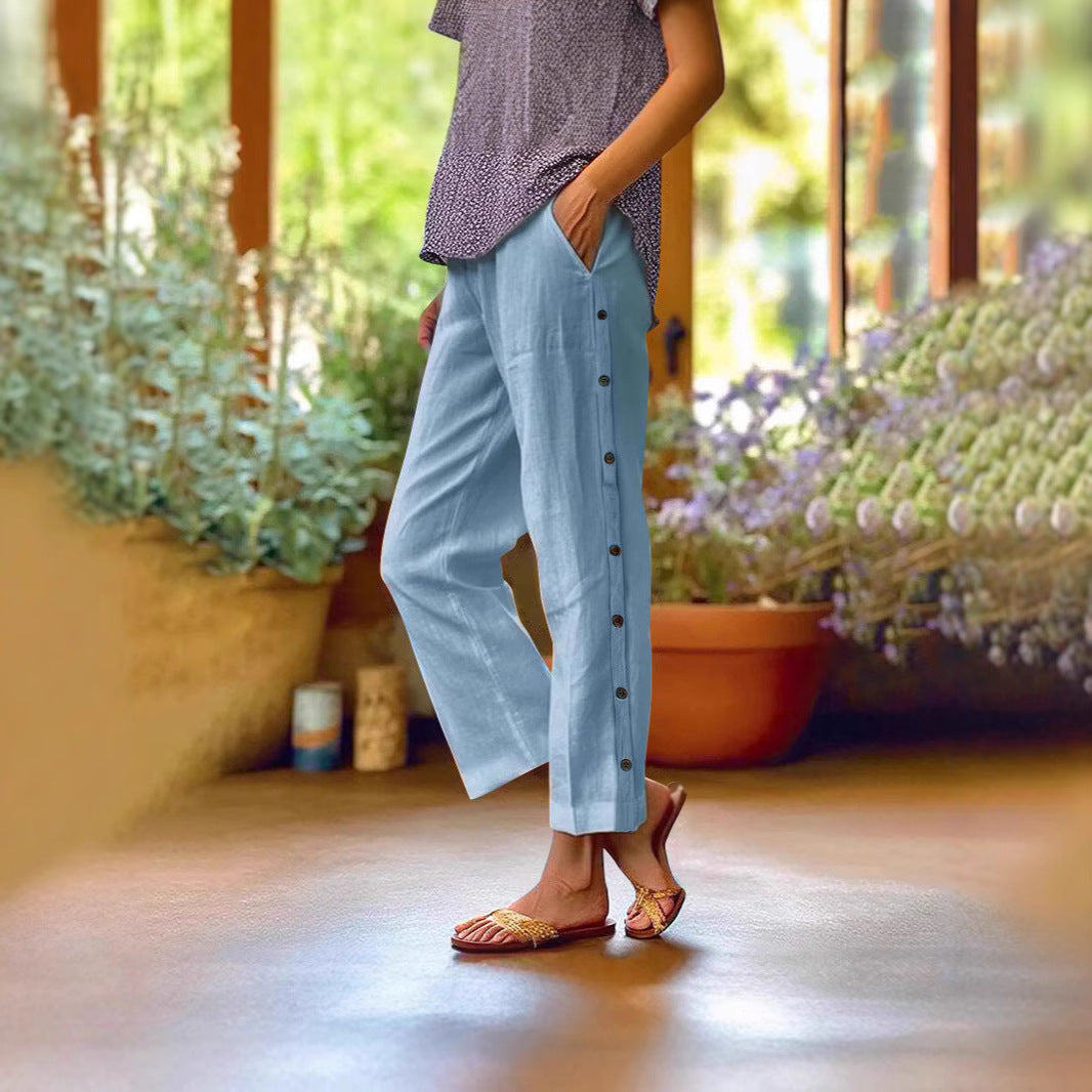 Pantalon court à boutons décoratifs le long des coutures latérales