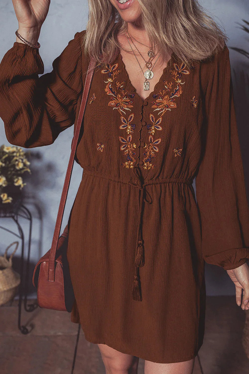 Robe Courte Bordeaux Broderie Florale Manches Longues et Cordon à Pompons à la Taille