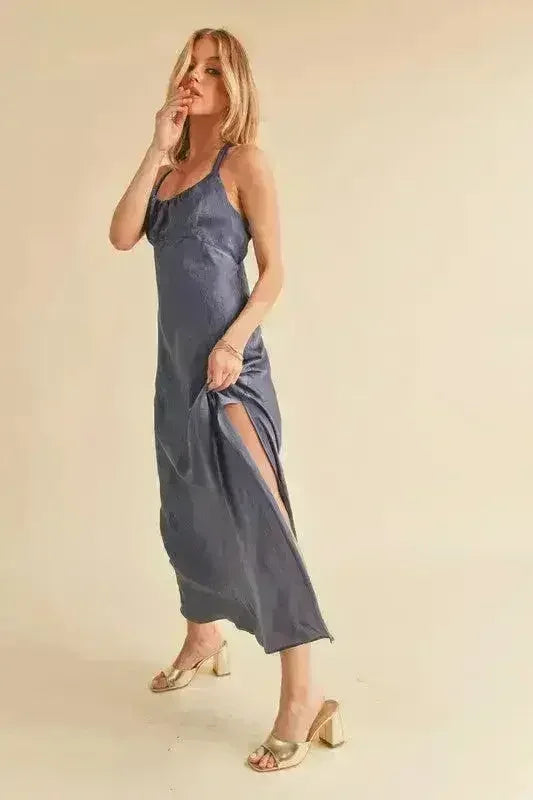 Robe longue à fines bretelles Aemi + Co avec découpe au dos, fente latérale et fronces