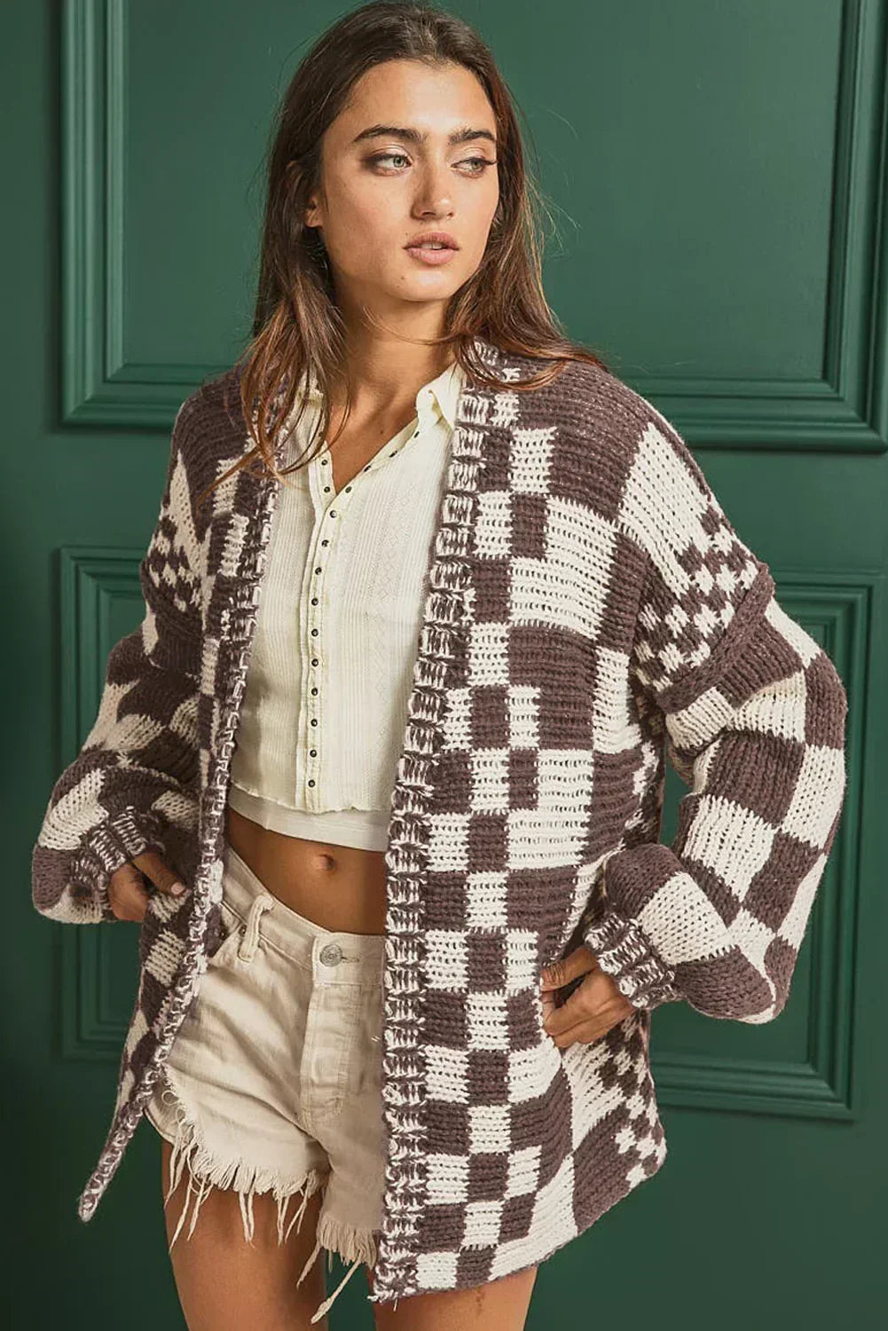 Cardigan en maille à carreaux color block taupe et ouvert sur le devant
